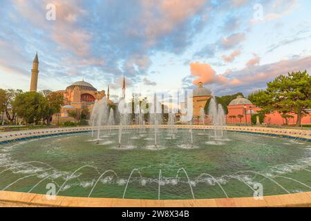 La fontaine Sainte-Sophie, construite par le sultan Mahmud Ier, est un spectacle envoûtant de coucher de soleil avec un bassin en marbre illuminé. Il offre une vue imprenable sur le Banque D'Images