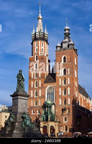 Basilique Sainte-Marie et monument Adam Mickiewicz, à Kraków, Pologne Banque D'Images