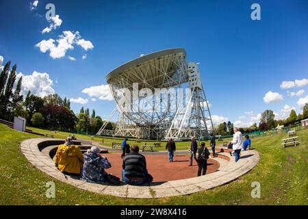 Royaume-Uni, Angleterre, Cheshire, Goostrey, Université de Manchester, Jodrell Bank, visiteurs de Telescope Talk, à côté du radiotélescope Lovell, grand angle de fisheye Banque D'Images