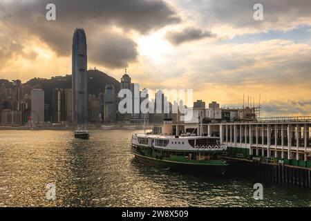 Star ferry peir et Victoria Harbor à Tsim Sha Tsui, Kowloon, Hong Kong Banque D'Images