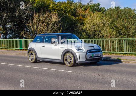 2021 Silver Mini Cooper S Electric niveau 2 184 électrique 32.6Kwh Auto voiture Hatchback électricité 135 kW Banque D'Images
