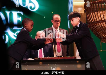 Les enfants de San Ildefonso chantent les boules de loterie avec les numéros du tirage extraordinaire de la Loterie de Noël, appelé 'El Gordo', au te Banque D'Images