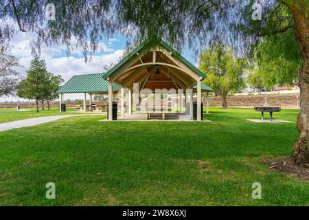 Rancho Cucamonga, CA, USA - 30 novembre 2023 : un abri de pique-nique de groupe avec de l'herbe verte dans un parc public de la ville de Rancho Cucamonga, Californie. Banque D'Images