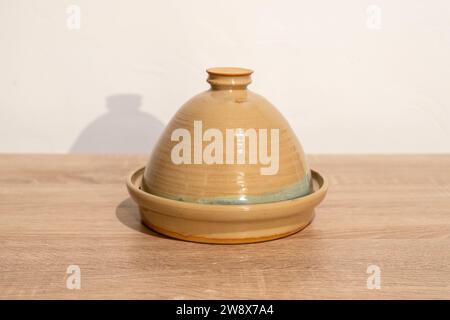 Céramique faite à la main sur une table en bois. Fond de mur blanc. photographie de produit. Banque D'Images