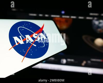 Téléphone portable avec logo de l'American National Aeronautics and Space Administration (NASA) devant le site Web. Effectuez le focus sur la gauche de l'écran du téléphone. Banque D'Images