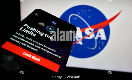 Smartphone avec le site Web de la National Aeronautics and Space Administration (NASA) des États-Unis devant le logo. Effectuez le focus sur le coin supérieur gauche de l'écran du téléphone. Banque D'Images