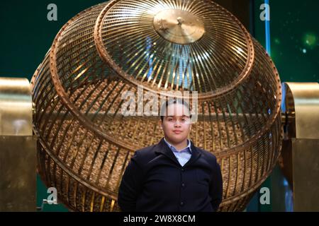 Les enfants de San Ildefonso chantent les boules de loterie avec les numéros du tirage extraordinaire de la loterie de Noël, appelé 'El Gordo', au Teatro Real le 22 décembre 2023 à Madrid, Espagne. (Photo Oscar Gonzalez/Sipa USA) (photo Oscar Gonzalez/Sipa USA) Banque D'Images