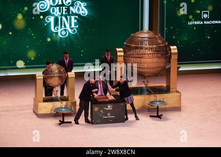 Les enfants de San Ildefonso chantent les boules de loterie avec les numéros du tirage extraordinaire de la loterie de Noël, appelé 'El Gordo', au Teatro Real le 22 décembre 2023 à Madrid, Espagne. (Photo Oscar Gonzalez/Sipa USA) (photo Oscar Gonzalez/Sipa USA) Banque D'Images