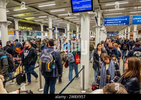 Londres, Royaume-Uni. 22 décembre 2023. L'escapade de noël normalement occupée est encore pire par l'effet de choc sur l'effet du mauvais temps et un coup de foudre la veille. Les files d'attente pour les trains vers l'Europe sont longues. Chaos de Noël à St Pancras Eurostar Station.Londres, Royaume-Uni. 22 décembre 2023. Crédit : Guy Bell/Alamy Live News Banque D'Images