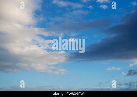 Nuages clairs et sombres dans un ciel bleu. Morayshire, Écosse Banque D'Images