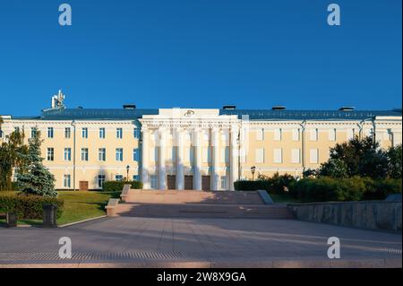 Nijni Novgorod, Russie - 8 août 2020 : Philharmonie académique d'État de Nijni Novgorod nommé d'après Mstislav Rostropovitch. Kremlin, remblai. Banque D'Images