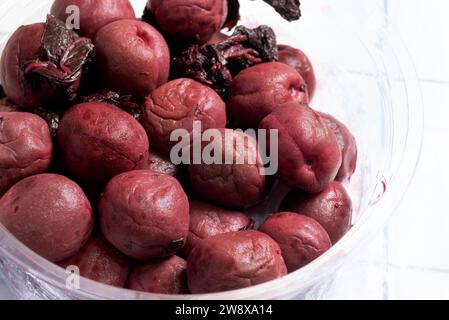 Umeboshi ou prune marinée japonaise Banque D'Images