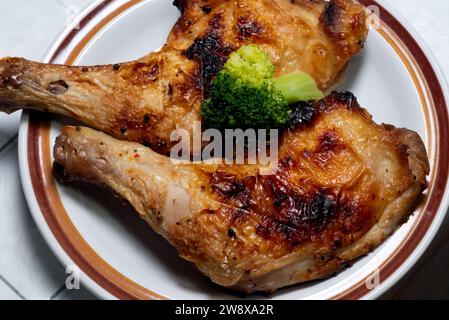 Cuisses de poulet grillées sur une assiette gros plan Banque D'Images