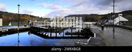 Vue d'automne sur les écluses du canal, fort Augustus, Highlands d'Écosse Banque D'Images