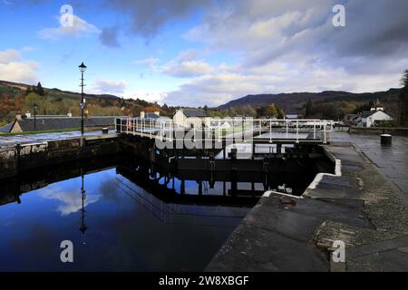 Vue d'automne sur les écluses du canal, fort Augustus, Highlands d'Écosse Banque D'Images