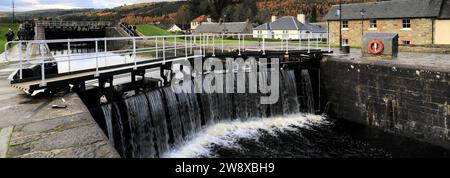 Vue d'automne sur les écluses du canal, fort Augustus, Highlands d'Écosse Banque D'Images