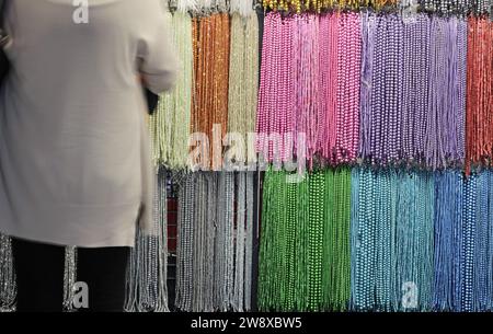 femme regardant collier de perles à vendre dans la boutique de bijoux fantaisie Banque D'Images