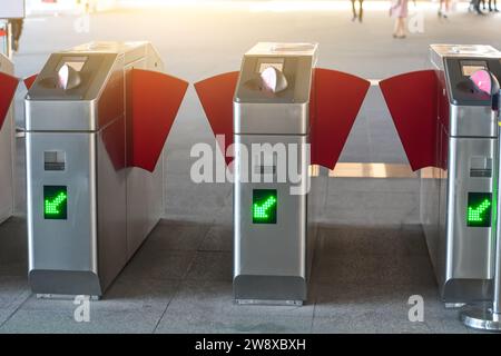 Entrée de la gare moderne portes ouvertes entrée et sortie avec lecteurs de cartes électroniques Banque D'Images