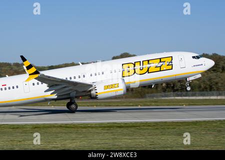 Buzz Airlines (exploité par Ryanair) Boeing 737 MAX 8-200 gros plan au décollage de l'aéroport de Lviv Banque D'Images