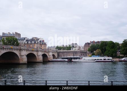PARIS, FRANCE - 07 JUIN 2020 : Pont neuf, Nouveau pont sur la Seine de la capitale française, attraction touristique des bateaux touristiques pour visiter la main f Banque D'Images