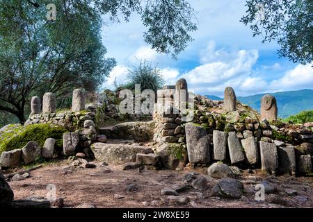 Menhirs au visage humain sculpté sur le site mégalithique de Filitosai, Corse du Sud, France Banque D'Images