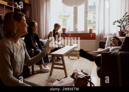 Heureux amis féminins s'amusant tout en profitant pendant les vacances dans l'appartement Banque D'Images