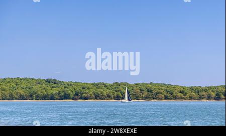 Bateau à voile, Gale Force sous voile hors de l'île d'abri, ny Banque D'Images