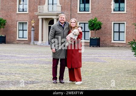 DEN HAAG, 22-12-2023, Paleis huis ten Bosch Najaarfotosesie 2023 bij Paleis huis ten Bosch. PHOTO : Brunopress/Patrick van Emst session photo d'automne 2023 au huis ten Bosch Palace. Op de foto / sur la photo : Koning Willem-Alexander en prinses Amalia le roi William Alexander et la princesse Amalia Banque D'Images