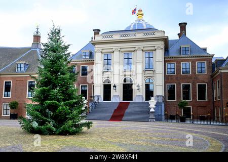 DEN HAAG, 22-12-2023, Paleis huis ten Bosh Najaarfotosesie 2023 bij Paleis huis ten Bosh. PHOTO : Brunopress/Patrick van Emst session photo d'automne 2023 au huis ten Bosch Palace. Op de foto / sur la photo : Koning Willem-Alexander en koningin Maxima met hun dochters prinses Amalia, prinses Ariane en prinses Alexia le roi Guillaume Alexandre et la reine Maxima avec leurs filles Princesse Amalia, Princesse Ariane et Princesse Alexie Banque D'Images