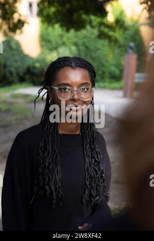 Portrait de femme souriante avec les cheveux tressés au parc Banque D'Images