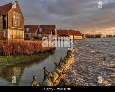 Les sacs de sable protègent contre les inondations à Frederikssund lorsque le niveau d'eau est à son plus haut niveau vendredi après-midi, Danemark, 22 décembre 2023 (Credit image : © Stig Alenäs) Banque D'Images