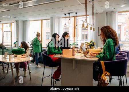 Collègues femmes d'affaires multiraciales travaillant ensemble au bureau moderne Banque D'Images