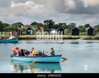 Southwold, Suffolk, Angleterre - le populaire Southwold - Walberswick Ferry est un service familial de traversier à rames sur la rivière Blyth à Blackshore Banque D'Images