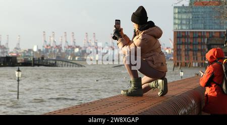 Überspülter Fischmarkt an der Elbe während des Sturmtiefs Zoltan am Freitagmittag. Altona Hambourg *** marché aux poissons inondé sur l'Elbe pendant la tempête Zoltan vendredi après-midi Altona Hambourg Banque D'Images