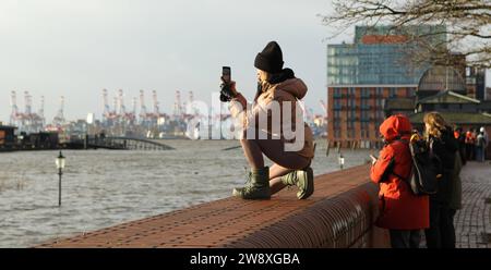 Überspülter Fischmarkt an der Elbe während des Sturmtiefs Zoltan am Freitagmittag. Altona Hambourg *** marché aux poissons inondé sur l'Elbe pendant la tempête Zoltan vendredi après-midi Altona Hambourg Banque D'Images