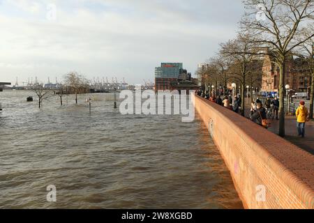 Überspülter Fischmarkt an der Elbe während des Sturmtiefs Zoltan am Freitagmittag. Altona Hambourg *** marché aux poissons inondé sur l'Elbe pendant la tempête Zoltan vendredi après-midi Altona Hambourg Banque D'Images