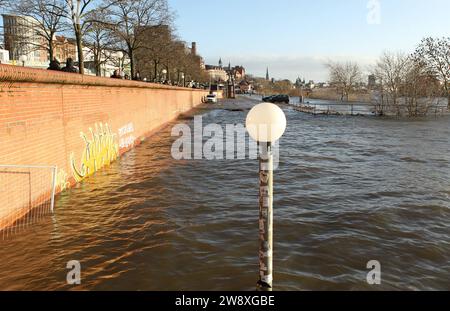 Überspülter Fischmarkt an der Elbe während des Sturmtiefs Zoltan am Freitagmittag. Altona Hambourg *** marché aux poissons inondé sur l'Elbe pendant la tempête Zoltan vendredi après-midi Altona Hambourg Banque D'Images