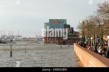 Überspülter Fischmarkt an der Elbe während des Sturmtiefs Zoltan am Freitagmittag. Altona Hambourg *** marché aux poissons inondé sur l'Elbe pendant la tempête Zoltan vendredi après-midi Altona Hambourg Banque D'Images