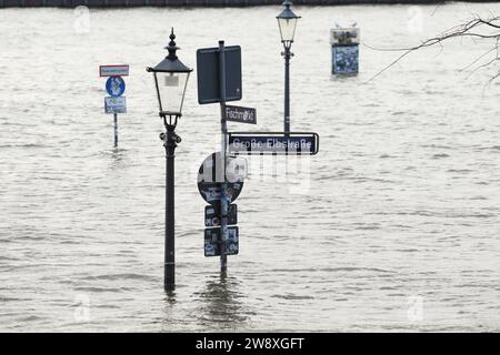 Überspülter Fischmarkt an der Elbe während des Sturmtiefs Zoltan am Freitagmittag. Altona Hambourg *** marché aux poissons inondé sur l'Elbe pendant la tempête Zoltan vendredi après-midi Altona Hambourg Banque D'Images