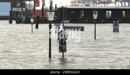 Überspülter Fischmarkt an der Elbe während des Sturmtiefs Zoltan am Freitagmittag. Altona Hambourg *** marché aux poissons inondé sur l'Elbe pendant la tempête Zoltan vendredi après-midi Altona Hambourg Banque D'Images