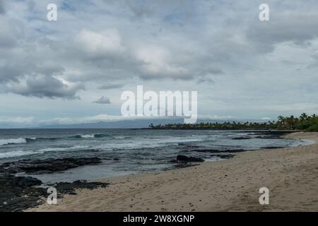 Vue panoramique panoramique sur la côte ouest de la Grande île d'Hawaï par une belle journée nuageuse Banque D'Images