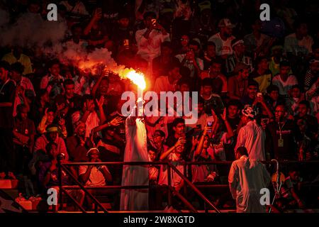 Jeddah, Arabie saoudite. 21 décembre 2023. Al Ahli Sports Club JEDDAH, ARABIE SAOUDITE - DÉCEMBRE 21 : les fans allument une fusée éclairante lors du match Saudi Legends and World Legends au Al Ahli Sports Club le 21 décembre 2023 à Jeddah, Arabie Saoudite. (Photo de Richard Callis//SPP) (/SPP) crédit : photo de presse SPP Sport. /Alamy Live News Banque D'Images