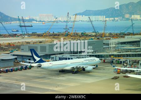 La flotte Airbus A330-300 de Cathay Pacific Airlines opérait à l'aéroport international de Hong Kong. Banque D'Images