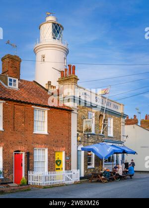 Les gens profitent d'un verre le soir d'été au Sole Bay Inn à Southwold, Suffolk, Angleterre. Banque D'Images