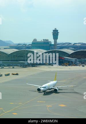 La flotte Airbus A320-200 de Royal Brunei Airlines opérait à l'aéroport international de Hong Kong. Banque D'Images