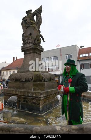 Uhersky Brod, République tchèque. 22 décembre 2023. Florian le vodyanoy vend des carpes de Noël de la fontaine baroque historique sur la place Masaryk à Uhersky Brod, République tchèque, le 22 décembre 2023. Crédit : Dalibor Gluck/CTK photo/Alamy Live News Banque D'Images