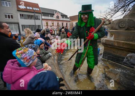 Uhersky Brod, République tchèque. 22 décembre 2023. Florian le vodyanoy vend des carpes de Noël de la fontaine baroque historique sur la place Masaryk à Uhersky Brod, République tchèque, le 22 décembre 2023. Crédit : Dalibor Gluck/CTK photo/Alamy Live News Banque D'Images