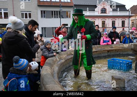 Uhersky Brod, République tchèque. 22 décembre 2023. Florian le vodyanoy vend des carpes de Noël de la fontaine baroque historique sur la place Masaryk à Uhersky Brod, République tchèque, le 22 décembre 2023. Crédit : Dalibor Gluck/CTK photo/Alamy Live News Banque D'Images