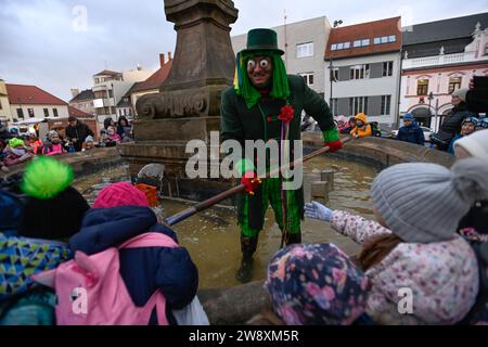 Uhersky Brod, République tchèque. 22 décembre 2023. Florian le vodyanoy vend des carpes de Noël de la fontaine baroque historique sur la place Masaryk à Uhersky Brod, République tchèque, le 22 décembre 2023. Crédit : Dalibor Gluck/CTK photo/Alamy Live News Banque D'Images