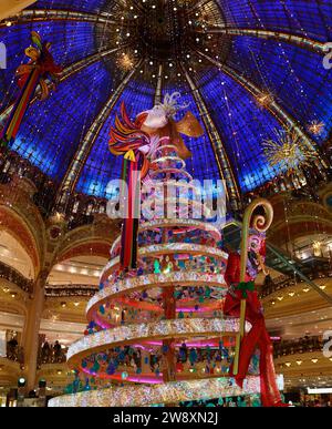 Sapin de Noël aux Galeries Lafayette à Paris Boulevard Haussmann. Les Galeries Lafayette sont l'un des magasins les plus populaires, chics et distingués Banque D'Images